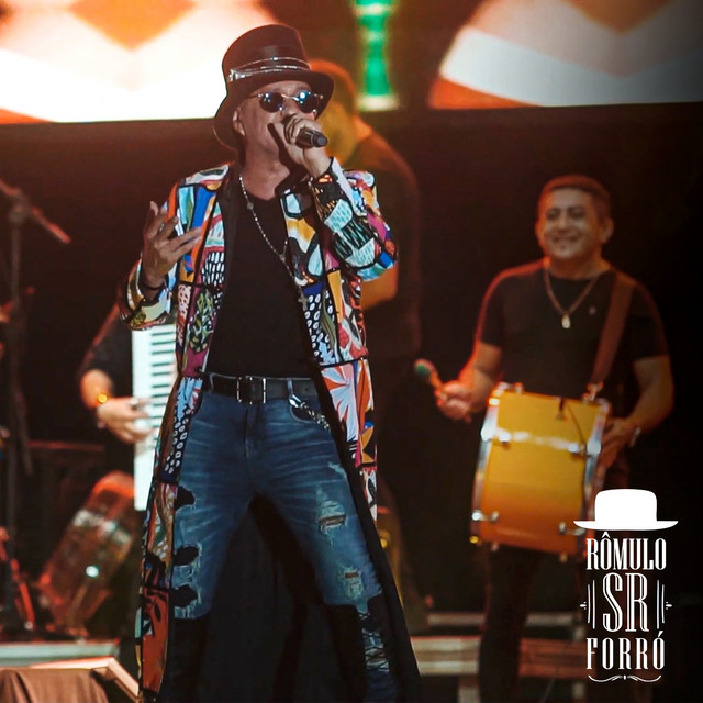 Rômulo Santaray cantando ao vivo